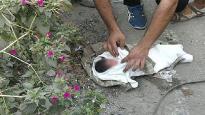 العثور على طفل حديث الولادة أمام منزل بالزقازيق