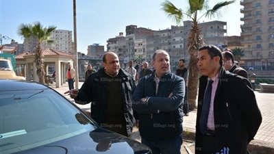 محافظ البحيرة يشرف علي إزالة شدة خشبية لأدوار مخالفة بدمنهور (صور)