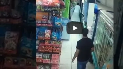 كاميرات المراقبة توثق مواطنًا يطعن آخر داخل محل تجاري بشوقية مكة