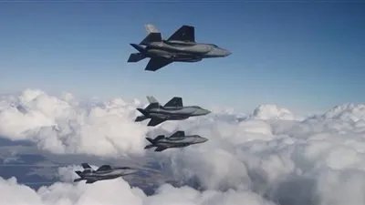 طائرات الاحتلال تلقي موادًا 