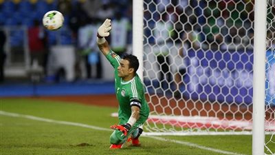 والدة الحضرى عن عودته للأهلى: 