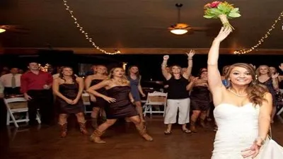 ما هي حقيقة تقليد إلقاء العروس لباقة الزهور علي صديقاتها؟