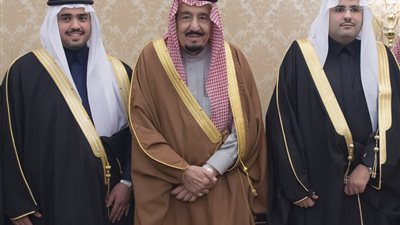 الملك سلمان يشرّف حفل زواج ابنَيْ أخيه الأمير أحمد