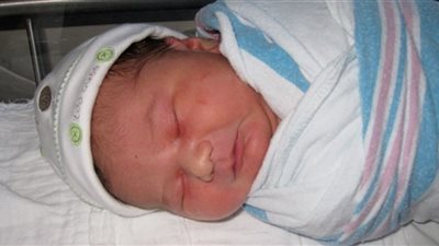 4 طرق للتأكد من سلامة عيون الطفل حديث الولادة