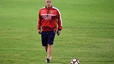 جروس يحبس لاعبي الأهلي في الشرقية