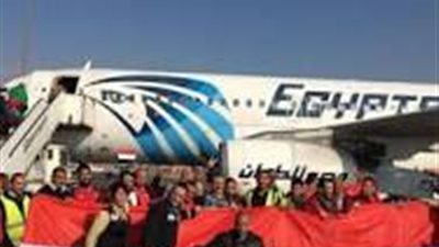 هتاف مشجعو المنتخب وضبط 31 هاربًا من أحكام.. مشاهد حركة مطار القاهرة الدولي