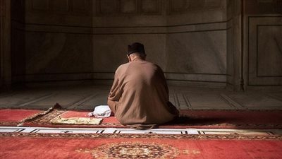 كيف أتعامل مع تقصيري في العبادة؟ (فيديو)