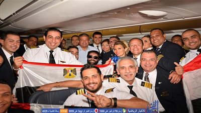 وزير الشباب في الطريق إلى الجابون لمؤازرة المنتخب (صور)