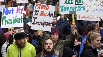 اللاجئون ينضمون لـ40 ألف شخص تظاهروا ضد قرار حظر ترامب في لندن 