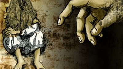 مجهول يعنف طفلاً ويعلقه من ملابسه أمام منزله ويلوذ بالفرار ! 