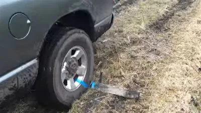 شاهد.. أسهل طريقة لتخليص السيارة من الغرس (فيديو)