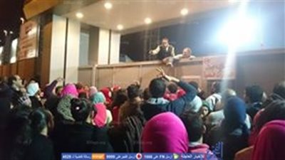 تجمهر المئات علي بوابة النادي الأوليمبي بالمعادي لمشاهدة مباراة مصر والكاميرون