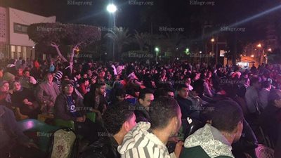 المئات من أبناء كفر الشيخ يشجعون منتخب مصر (صور)