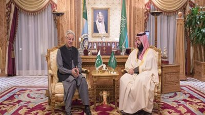 ولي ولي العهد يجتمع بوزير الدفاع الباكستاني ويبحثان سبل تطوير العلاقات