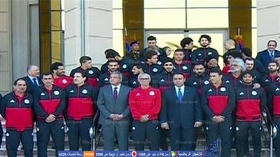 السيسي لنجوم المنتخب : من فضلك ارفع رأسك فوق (فيديو)