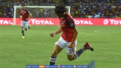 شاهد.. سيلفي جماهير المنتخب مع النني وكهربا بالمطار