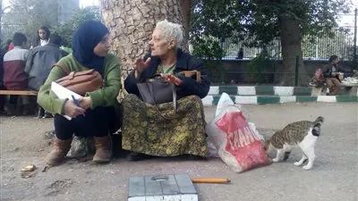 مدام ألبير.. أم للقطط الضالة بحديقة الحيوان (فيديو)