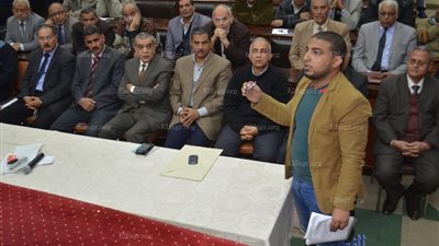 420 شكوى وطلب أمام مكتب محافظ قنا