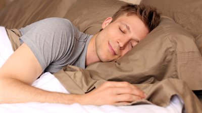 دراسة: النوم يساعد الدماغ على اختزان الذكريات المهمة 