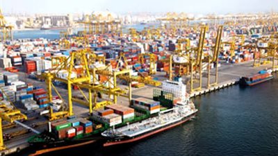 ضبط 325 ألف علبة مكياج مجهولة المصدر بميناء السخنة قبل تهريبها