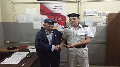 أمين شرطة يشتري تذكرة مترو لمواطن لحل مشكلة الخمسة جنيه