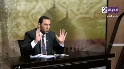  داعية إسلامي يغني على الهواء 