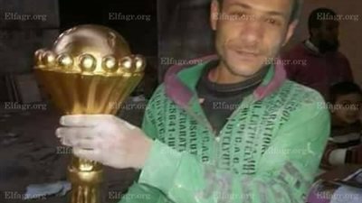 صناع دمياط يقدمون كأس خشبي للمنتخب الوطني (صور)