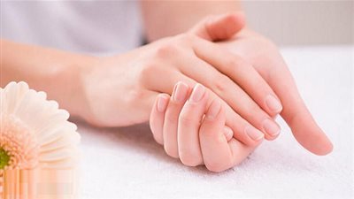 خلطات طبيعية لعلاج يديكِ من تجاعيد الماء