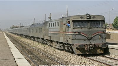 إصابة فتاة صدمها قطار الصعيد في أسيوط