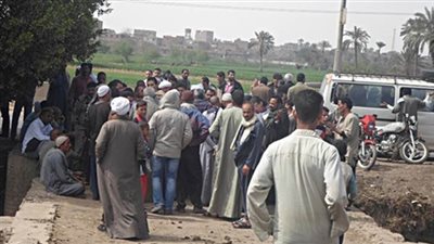 تجمهر أهالي قرية بـ