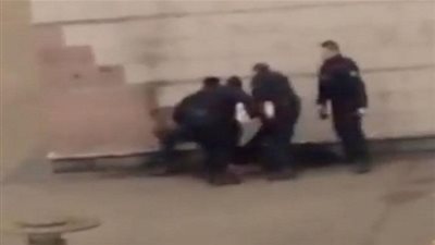 غضب في إحدى ضواحي باريس بعد تعرض شاب للاغتصاب على يد الشرطة (فيديو)