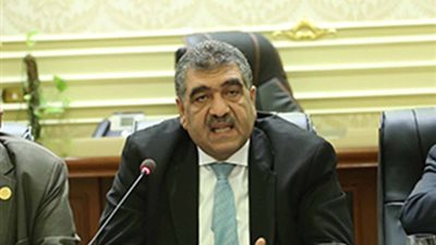 وزير قطاع الأعمال ينتقد سياسة رؤساء القطاعات بشركة الحديد والصلب