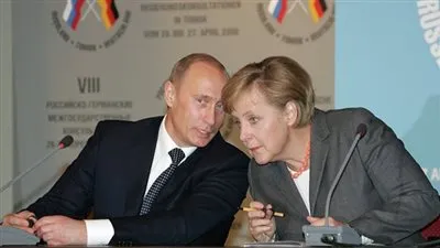 بوتين وميركل يبحثان الوضع المتدهور في دونباس