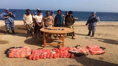 القوات البحرية تضبط عائمة يمنية على متنها 103 كيلو هيروين (صور)