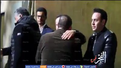 مصطفى قمر يستقبل المعزيين في وفاة والدة إدوارد (فيديو) 