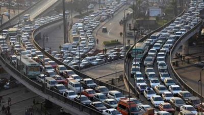 شلل مروري بكوبري 6 أكتوبر عقب اصطدام 3 سيارات 