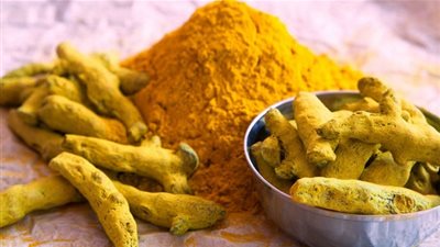 وصفة الكركم والفازلين.. لتفتيح البشرة والجسم