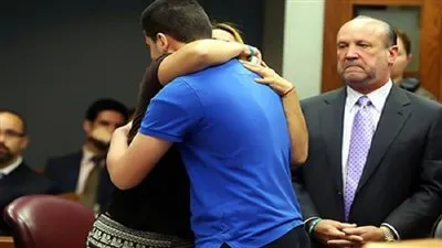 أم تحتضن قاتل ابنتها في المحكمة وتقبّله