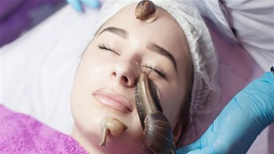 مدى فاعلية منتجات مخاط الحلزون في مكافحة الشيخوخة.. تعرفي عليها!