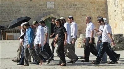 مستوطنون إسرائيليون يقتحمون مقامات دينية قرب نابلس