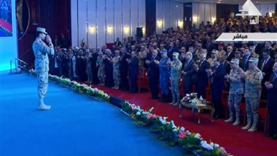 الرئيس السيسي وحضور الندوة التثقيفية للقوات المسلحة يقفون احتراما للرائد كريم بدر (فيديو)