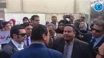 مشادات كلامية بين مؤيدي ومعارضي سامح عاشور قبل بدء الوقفة الاحتجاجية (فيديو)