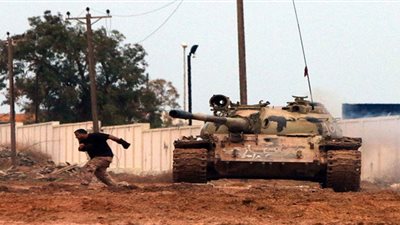 مقتل وإصابة 14 شخصا جراء قصف طائرة حربية قاعدة 