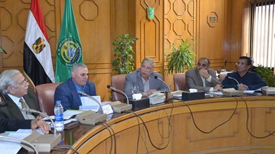 محافظ الإسماعيلية يلتقى ممثلي المجموعة المصرية لتطوير الموانىء (صور)