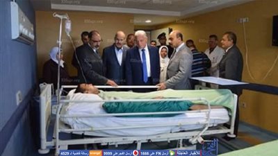 رئيس جامعة الفيوم يزور طلاب كارثة صيدلة الإسكندرية