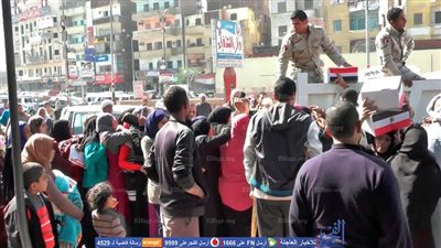 زحام شديد من المواطنين علي كراتين القوات المسلحة بسوهاج (صور) 
