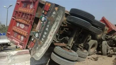 انقلاب سيارة يتسبب في تعطيل الحركة المرورية أعلى الدائري