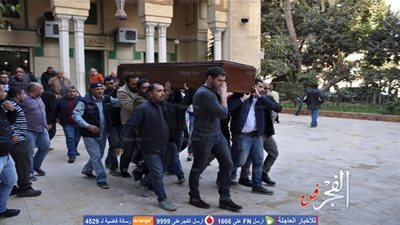 محمود العسيلي يشييع جثمان والده في مدافن منشية ناصر (صور)