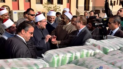 وزير الأوقاف يوزع 7 أطنان سكر على الأسر الأكثر إحتياجًا ببني سويف (صور)