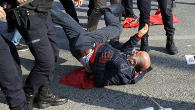 الشرطة التركية تعتقل 12 متظاهرا فى أنقرة